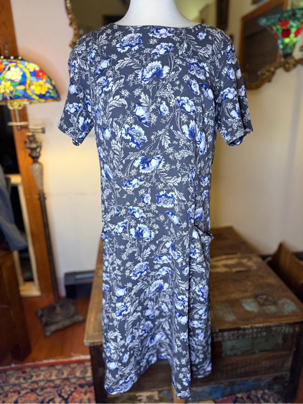 J Jill Rayon Floral Print Short Sleeve Dress in Slate Gray, Violet  Blue & White